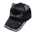 Gros plan de la casquette noire avec oreilles de chat 3D et moustaches en strass brillants - Réglable / Noir