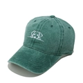 Dettaglio di un cappello da baseball in cotone verde scuro con ricamo a cucciolo bianco - M (56-58cm) / Verde Scuro
