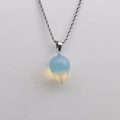 Vue détaillée du pendentif en opale goutte bleu-blanc avec sa chaîne torsadée - Goutte d'eau Bleu-Blanc-60CM Chaîne Torsadée