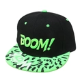 Dettaglio del ricamo 3D BOOM! e stampa leopardata su un cappello snapback nero e verde - M(56-58cm) / Nero/Verde Neon