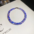 Détail d'un bracelet en cristal de zircon avec mosaïque rouge bleu blanc et fermoir métal - Style Boucle Bleu Argent