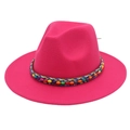 Détail du ruban de perles bohèmes et de la corde tressée sur le chapeau fedora rose - Rose rouge