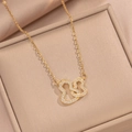 Elegante goldene Halskette mit Doppel-Hulupanhänger und Zirkonia auf Schmuckschatulle - Gold Hulu Stil (476)