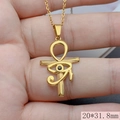 Primo piano della collana croce Ankh dorata con dettaglio zircone occhio in mano - Nero