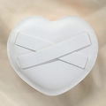 Weiße herzförmige Leder-Make-up-Puff-Box mit Kreuzgurten auf Seidenhintergrund - Weißes Lederherz / Weiß
