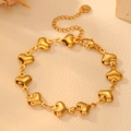 Dettaglio del bracciale a maglie dorate a forma di cuore con catena e chiusura a moschettone - Bracciale Cuore Piccolo (Art: H809)
