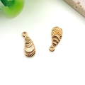 Zwei goldene fächerförmige Meeresanhänger für DIY-Schmuck mit Muscheltextur-Finish - Ozean Fächermuschel (7x15mm)