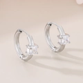 Dettaglio di orecchini a cerchio in argento con pietra quadrata in castone a 4 griffe - Argento Bianco(KE114030-GC)