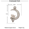 Dettaglio del ciondolo luna e gatti in oro 18k con zircone, misure 10mm x 18mm mostrate - Gatto della Luna d'Argento