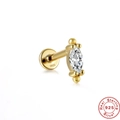 Macro-opname van goudkleurige S925 zilveren oorknop met markiesgeslepen zirkoon - Goud Enkel #9 (Marquise Zirconia)