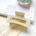Pince à cheveux minimaliste blanc crème avec design carré évidé sur fond vintage - Blanc Cassé