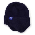 Detalle de gorro de punto azul marino con orejeras, textura suave y parche de nieve - Azul Marino