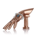 Présentoir bijoux main en bronze sur colonne romaine pour bracelets et bagues - Main Sur Pilier / Doré