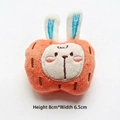 Vue détaillée de la broche lapin en peluche aux oreilles bleues, taille 8cm x 6,5cm - Orange Lapin Pomme (Dos Ouvert)