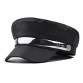 Dettaglio cappello in pelle PU nera con barra metallica argentata e incisione M - M (56-58cm) / Nero Con Striscia M Argento