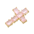 Vista macro di un ciondolo a croce placcato oro 18K con zirconi rosa a taglio rettangolare - Oro/Zircone Rosa