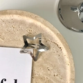 Barrette étoile évidée en métal argenté style Y2K sur un plateau en pierre - 3cm / Argent Brillant