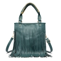 Borsa tote in pelle verde scuro con frange fitte e manici intrecciati su sfondo bianco - Blu