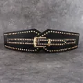 Détail de la ceinture corset en cuir noir avec clous dorés et grande boucle en métal - Noir