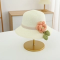 Detailansicht eines Strohhutes für Kinder mit Stoffblume und rot gepunktetem Band - 54cm (Empfohlen 2-10 Jahre) / Hut / Creme