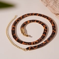 Vista macro de la cadena de serpiente con estampado de leopardo y cierre dorado ajustable - Cadena de Serpiente de Leopardo