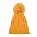 Detalle del gorro de punto amarillo mostaza con textura de canalé y gran pompón de piel - Amarillo