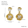 Detailansicht vergoldeter Edelstahl-Ohrringe mit Zirkonia-Maßen und Produktinformationen - Hohlblumen-Stil mit weißem Zirkon (ZE1794G-01)