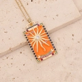 Détail du collier tarot doré avec soleil en émail orange et oxydes de zirconium colorés - 19# Le Soleil