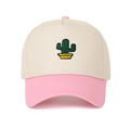 Détail de la broderie cactus sur une casquette trucker bicolore beige et rose pâle - Blanc cassé/Rose