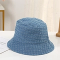 Dettaglio del cappello alla pescatora in denim blu con texture vintage effetto consumato - Denim Fantasia Blu