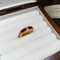 Detalle macro de anillo bañado en oro 18k con esmalte rojo y amuletos de monedas en caja de madera - Estilo de Patrón de Moneda de Esmalte Rojo (HR2801) / Rojo (Bañado en Oro)
