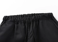 Detail of the elastic waistband and drawstring on black cargo shorts made of twill fabric - XS / Black (Detail 1)