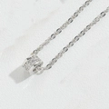 Vista dettagliata della collana d'argento con pendente a cilindro e zirconi bianchi - Cilindrico (Zircone Bianco Argento)