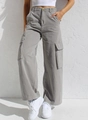Vue détaillée de la poche cargo latérale sur un pantalon gris à taille haute et jambe large - Gris clair