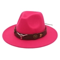 Détail du chapeau en feutre rose avec boucle métallique tête de taureau et cuir brun - Rose rouge