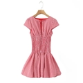 Detail von rot-weißem Gingham-Kleid mit elastischen Taillenfalten und Rückenschnürung - S / Rotes Karo