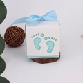 Gastgeschenkbox mit blauem Babyfußabdruck-Hohlmuster und Satinband für Taufen - 6*6*6cm / Fußabdruck-Box / Hellblau