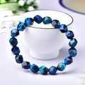 Bracelet en perles œil de tigre bleu facetté enroulé autour d'une tasse en céramique - 8mm/Oeil de Tigre Bleu Facetté