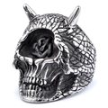 Detailansicht des Retro-Punk-Totenkopfrings mit Hörnern und Schuppentexturen - 22107 / US-Größe 7