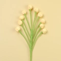 Handgefertigter Häkel-Schneebeerenstrauß mit gelben Knospen und grünen Blättern auf Beige - Gelb
