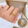 Detalle del anillo de mariposa dorado con nácar y diamantes en una banda ajustable - Abierto Ajustable / Dorado (H408 Bañado en Oro)