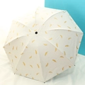 Dettaglio dell'ombrello bianco aperto con eleganti motivi a piume dorate sulla calotta - Ombrello manuale standard a 8 stecche - Piuma - Bianco