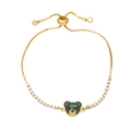 Détail du bracelet ours doré en zircon avec pierres vertes et fermoir coulissant - Vert