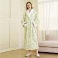 Dicker hellgrüner Jacquard-Fleece-Bademantel mit weißem Blumenmuster und Plüschkragen - Erbsengrün (Damen)