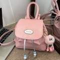 Mini zainetto in pelle PU rosa con ciondolo mostro di peluche e logo PAUTOR - Rosa Con Ciondolo