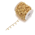 Dettaglio dei ciondoli margherita da 15mm su catena in acciaio inossidabile dorato - 15mm / Oro Bianco