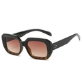 Details einer quadratischen schwarzen Sonnenbrille mit Leopardenmuster und Silbernieten - Schwarz und Leopardenmuster