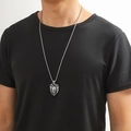 Collier homme pendentif crâne bouclier argenté sur mannequin montrant la longueur - Crâne de Bouclier