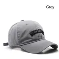 Berretto da baseball grigio in cotone lavato con ricamo nero Social Club e visiera - Grigio