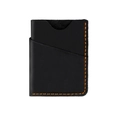 Detailaufnahme des schwarzen Leder-Kartenetuis mit orangefarbenen Nähten und Narbenstruktur - KB16 Stil (Vertikal) / Schwarz
